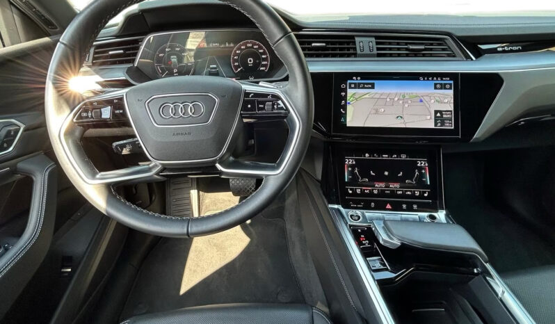 
								Audi Q8 Sportback e-tron 55 quattro S line full									