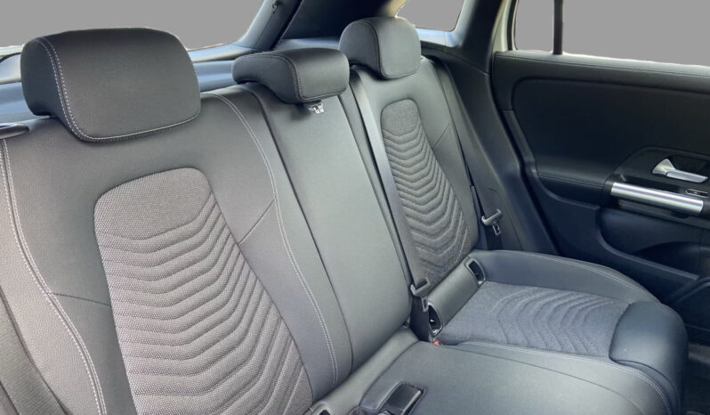 
								Mercedes-Benz GLA 180 full									