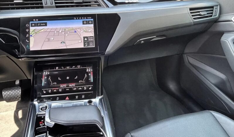 
								Audi Q8 Sportback e-tron 55 quattro S line full									